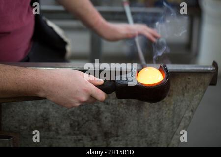 Glass Academy, Dearborn, MI. Das Blockwerkzeug wurde in Wasser getränkt, sodass der Dampf sofort in Kontakt mit dem heißen Glas kommt. Stockfoto