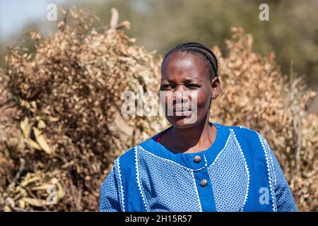 Porträt einer alten Afrikanerin in einem Dorf in Botswana im Hof neben dem Zaun Stockfoto