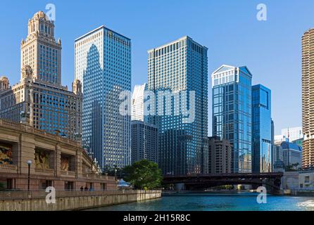 Chicago Riverwalk, Wolkenkratzer und historische Architektur sind einige der Attraktionen am Hauptstiel des Chicago River Stockfoto