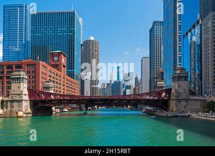 Die LaSalle Street Bridge überquert den Hauptstiel des Chicago River. Wolkenkratzer Stockfoto
