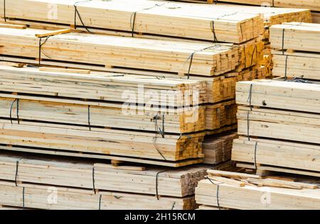 Foto von gepackten Stapeln von Holzbohlen und Brettern. Stockfoto