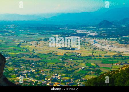 Aquarellzeichnung von Blick auf Berge und Tal in der Nähe der Stadt Kalabaka von der Spitze des Felsens Kloster der Heiligen Dreifaltigkeit von Meteora Klöstern, Griechenland Stockfoto