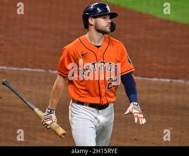 Houston, Usa. Oktober 2021. Der Houston Astros Center Fielder Chas McCormick reagiert, nachdem er am Samstag, den 16. Oktober 2021, im dritten Inning des MLB ALCS im Minute Maid Park in Houston, Texas, von Boston Red Sox mit dem Pitcher Nathan Eovaldi getroffen wurde. Foto von Maria Lysaker/UPI Kredit: UPI/Alamy Live News Stockfoto