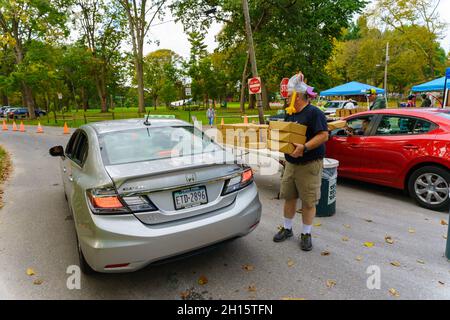 Lancaster, PA, USA - 16. Oktober 2021: Freiwillige laden beim Civitas-Event des weltweit größten Hühnergrillen, wie es das Guinness-Buch der Rekorde auszeichnete, Abendessen in Fahrzeuge ein. Quelle: George Sheldon/Alamy Live News Stockfoto