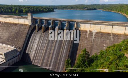 Greers Ferry Dam erzeugt Strom an einem sonnigen Sommernachmittag im Jahr 2021. Stockfoto