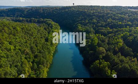 Blick auf den Little Red River, der an einem Sommernachmittag im Jahr 2021 in der Nähe von Heber Springs, Arkansas, den Greers Ferry Dam verlässt. Stockfoto