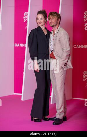 Cannes, Frankreich, 11. Oktober 2021, JANNIK SCHUEMANN (Schauspieler) und DOMINIQUE DEVENPORT (Schauspielerin) beim rosa Teppich für SISI während der MIPCOM 2021 - The World’s Entertainment Content Market und der 4rd Canneseries - International Series Festival © ifnm Press / Alamy Stockfoto