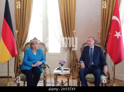 Istanbul. Oktober 2021. Der türkische Präsident Recep Tayyip Erdogan (R) und die scheidende deutsche Bundeskanzlerin Angela Merkel führen am 16. Oktober 2021 Gespräche in Istanbul, Türkei. Der türkische Präsident Recep Tayyip Erdogan und die scheidende deutsche Bundeskanzlerin Angela Merkel haben am Samstag in Istanbul Abschiedsgespräche geführt. Quelle: Xinhua/Alamy Live News Stockfoto