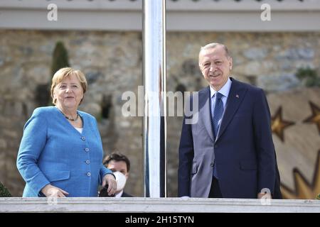 Istanbul. Oktober 2021. Der türkische Präsident Recep Tayyip Erdogan (R) trifft sich am 16. Oktober 2021 in Istanbul mit der scheidenden deutschen Bundeskanzlerin Angela Merkel. Der türkische Präsident Recep Tayyip Erdogan und die scheidende deutsche Bundeskanzlerin Angela Merkel haben am Samstag in Istanbul Abschiedsgespräche geführt. Quelle: Xinhua/Alamy Live News Stockfoto