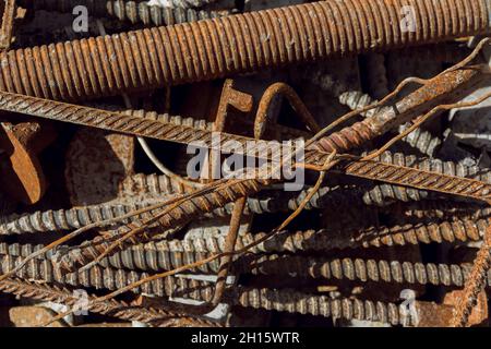 Rostige Stahlstäbe. Rostiger Metallhintergrund. Stahlstäbe zum Betonieren Stockfoto