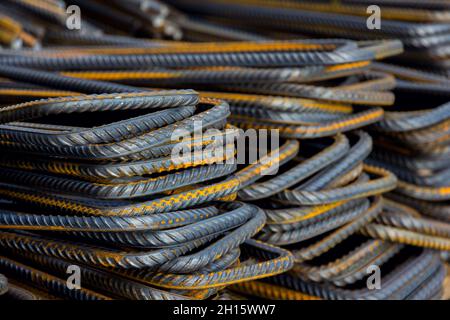 Stahlstäbe für Stahlbeton. Stahlverstärkungsstab Textur auf Baustelle. Stockfoto