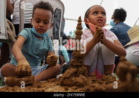 Addis Abeba, Äthiopien. Oktober 2021. Kinder Formen den Ton am 16. Oktober 2021 bei einer Kunstveranstaltung auf dem Meskel-Platz in Addis Abeba, Äthiopien. Quelle: Michael Tewelde/Xinhua/Alamy Live News Stockfoto