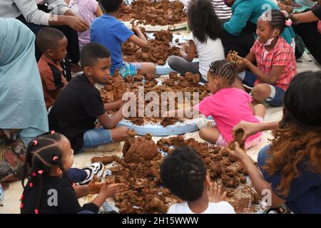 Addis Abeba, Äthiopien. Oktober 2021. Kinder Formen den Ton am 16. Oktober 2021 bei einer Kunstveranstaltung auf dem Meskel-Platz in Addis Abeba, Äthiopien. Quelle: Michael Tewelde/Xinhua/Alamy Live News Stockfoto