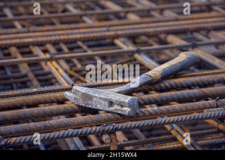 Spezialhammer. Hammer für den Arbeiter, der sich mit der Installation der Schalung für Betonieren beschäftigt. Bauwerkzeug Stockfoto