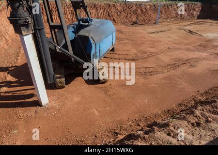 Fundament stapelt Bohrmaschine. Vortrieb für die Gründung eines neuen Hauses. Hydraulische Pfahlbohrmaschine auf Industriebaustelle. Stockfoto