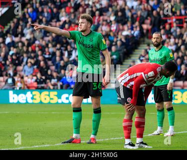 Sheffield, Großbritannien. Oktober 2021. Harry Souttar #36 von Stoke City reagiert am 10/16/2021 in Sheffield, Großbritannien. (Foto von James Heaton/News Images/Sipa USA) Quelle: SIPA USA/Alamy Live News Stockfoto