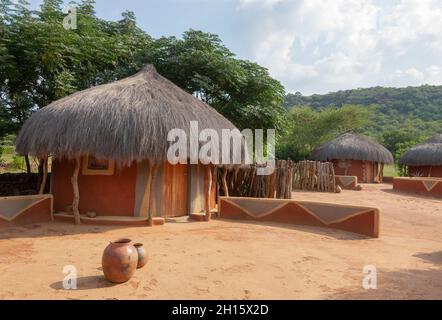 Typisches südliches Afrika, Botswana Dorf zwischen den Hügeln Stockfoto