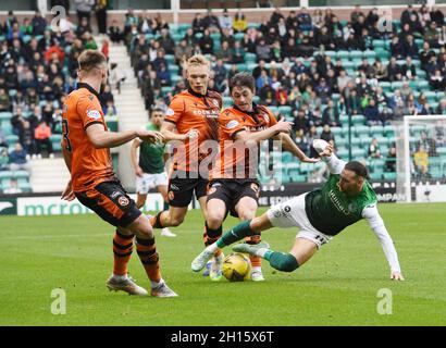 Easter Road Stadium.Edinburgh. Schottland.UK.16. Okt 21 Cinch Scottish Premiership Spiel Hibernian gegen Dundee Utd. Dundee Utds Declan Glass Foul über Martin Boyle (#10) von Hibernian FC Kredit: eric mccowat/Alamy Live News Stockfoto