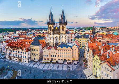 Aquarell-Zeichnung des Panoramas des historischen Zentrums von Prag Stare Mesto Altstädter Ring Staromestske namesti mit gotischer Kirche unserer Lieben Frau vor Tyn. Stockfoto