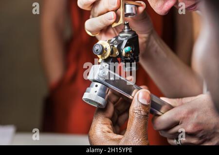 Afrikanische Frau, die Diamanten einem Qualitätskontrolleur in Botswana übergibt Stockfoto