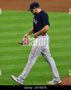 Houston, Usa. Oktober 2021. Boston Red Sox startet Pitcher Nathan Eovaldi verlässt das Feld, nachdem er am Samstag, den 16. Oktober 2021, im Minute Maid Park in Houston, Texas, im zweiten Spiel des MLB ALCS drei Läufe gegen die Houston Astros aufgab. Foto von Maria Lysaker/UPI Kredit: UPI/Alamy Live News Stockfoto