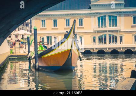 Aquarell-Zeichnung von Portugal Aveiro im Sommer, kleines Venedig von Portugal, Vouga Fluss, typisches Touristenboot, orangefarbenes Holzboot auf dem Fluss, Blick o Stockfoto