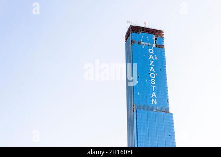 Qazaqstan, das höchste Gebäude in Zentralasien in einem gemischten Gebäudekomplex Abu-Dabi plaza in nur-Sultan, Kasachstan. Wolkenkratzer in Entwicklung. Stockfoto