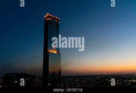 Qazaqstan, das höchste Gebäude in Zentralasien in einem gemischten Gebäudekomplex Abu-Dabi plaza in nur-Sultan, Kasachstan. Wolkenkratzer in Entwicklung. Stockfoto