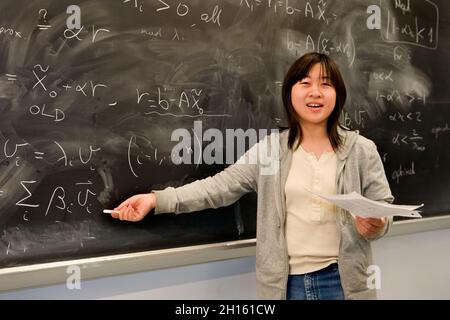 Chinesischer Student an der Tafel in der Mathematikklasse MR - Model veröffentlicht Stockfoto