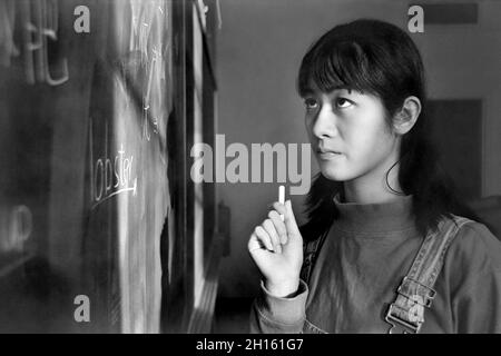 Junge Chinesin an der Tafel MR - Model freigelassen Stockfoto