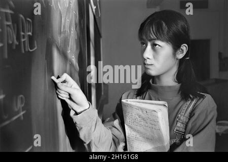 Junge Chinesin an der Tafel MR - Model freigelassen Stockfoto