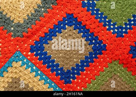 Gehäkelte farbige Wolldecke mit Quadraten oder Diamanten Stockfoto