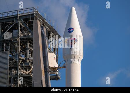 Eine United Launch Alliance ATLAS V-Rakete steht aufrecht auf SLC-41 auf der Cape Canaveral Space Force Station, Florida, 15. Oktober 2021. Die Rakete wird die NASA-Raumsonde Lucy in die Umlaufbahn befördern, wo sie ihre 12-jährige Mission zur Erkundung der Trojanischen Jupiter-Planeten beginnen wird. (USA Space Force Foto von Joshua Conti) Stockfoto