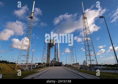 Eine United Launch Alliance ATLAS V-Rakete steht aufrecht auf SLC-41 auf der Cape Canaveral Space Force Station, Florida, 15. Oktober 2021. Die Rakete wird die NASA-Raumsonde Lucy in die Umlaufbahn befördern, wo sie ihre 12-jährige Mission zur Erkundung der Trojanischen Jupiter-Planeten beginnen wird. (USA Space Force Foto von Joshua Conti) Stockfoto