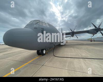 Der 136. Airlift Wing brachte am 14. Oktober 2021 direkt von der Montagelinie ihre neueste C-130J Super Herc aus Marietta, Georgia, zurück. Das Flugzeug wird die Fähigkeit des Flügels, Texas und unserer Nation zu dienen, deutlich erhöhen. (Foto der Texas Air National Guard von Julie Briden-Garcia) Stockfoto