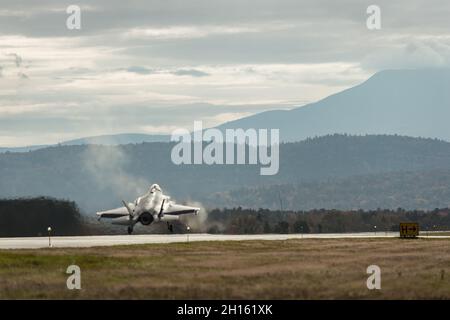 F-35A Lightning IIS, der dem 158. Kampfflügel der Vermont Air National Guard zugewiesen wurde, starten zu einer Trainingsmission mit acht Flugzeugen vom South Burlington Air National Guard Base, South Burlington, Vermont, 15. Oktober 2021. Um die Bereitschaft und Leistungsfähigkeit zu erhalten, führt der Flügel zwei Trainingsmissionen pro Tag während der Woche mit bis zu 10 Flugzeugen durch. (USA Foto der Air National Guard von Meister Sgt. Ryan Campbell) Stockfoto