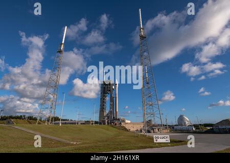 Eine United Launch Alliance ATLAS V-Rakete steht aufrecht auf SLC-41 auf der Cape Canaveral Space Force Station, Florida, 15. Oktober 2021. Die Rakete wird die NASA-Raumsonde Lucy in die Umlaufbahn befördern, wo sie ihre 12-jährige Mission zur Erkundung der Trojanischen Jupiter-Planeten beginnen wird. (USA Space Force Foto von Joshua Conti) Stockfoto