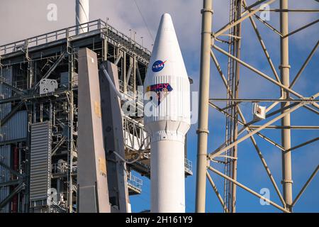 Eine United Launch Alliance ATLAS V-Rakete steht aufrecht auf SLC-41 auf der Cape Canaveral Space Force Station, Florida, 15. Oktober 2021. Die Rakete wird die NASA-Raumsonde Lucy in die Umlaufbahn befördern, wo sie ihre 12-jährige Mission zur Erkundung der Trojanischen Jupiter-Planeten beginnen wird. (USA Space Force Foto von Joshua Conti) Stockfoto