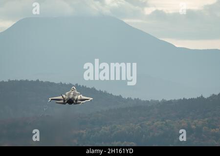 F-35A Lightning IIS, der dem 158. Kampfflügel der Vermont Air National Guard zugewiesen wurde, starten zu einer Trainingsmission mit acht Flugzeugen vom South Burlington Air National Guard Base, South Burlington, Vermont, 15. Oktober 2021. Um die Bereitschaft und Leistungsfähigkeit zu erhalten, führt der Flügel zwei Trainingsmissionen pro Tag während der Woche mit bis zu 10 Flugzeugen durch. (USA Foto der Air National Guard von Meister Sgt. Ryan Campbell) Stockfoto