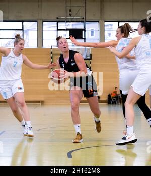 Düsseldorf, Deutschland. Oktober 2021. Düsseldorf, Deutschland, Oktober 16 Esther Fokke (9 SNP Bascats) in Aktion während der 1. Toyota Damen Basketball-Bundesliga-Spiel zwischen den Capitol Bascats Düsseldorf und SNP Bascats USC Heidelberg in der Wekita Sportarena in Düsseldorf Tatjana Herzberg/SPP Credit: SPP Sport Press Photo. /Alamy Live News Stockfoto