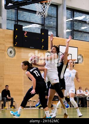 Düsseldorf, Deutschland. Oktober 2021. Düsseldorf, Deutschland, Oktober 16 Tatiana Ariel Tenorio ( 24 Capitol Bascats ) in Aktion während der 1. Toyota Damen Basketball-Bundesliga-Spiel zwischen den Capitol Bascats Düsseldorf und SNP Bascats USC Heidelberg in der Wekita Sportarena in Düsseldorf Tatjana Herzberg/SPP Credit: SPP Sport Press Photo. /Alamy Live News Stockfoto