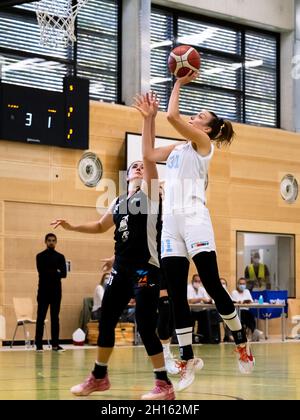 Düsseldorf, Deutschland. Oktober 2021. Düsseldorf, Deutschland, Oktober 16 Britta Worms ( 31 Capitol Bascats ) erzielt bei der 1 zwei Punkte. Toyota Damen Basketball-Bundesliga-Spiel zwischen den Capitol Bascats Düsseldorf und SNP Bascats USC Heidelberg in der Wekita Sportarena in Düsseldorf Tatjana Herzberg/SPP Credit: SPP Sport Press Photo. /Alamy Live News Stockfoto