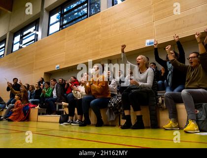 Düsseldorf, Deutschland. Oktober 2021. Düsseldorf, Deutschland, Oktober 16 Capitol Bascat Fans jubeln nach dem Spiel am 1. Toyota Damen Basketball-Bundesliga-Spiel zwischen den Capitol Bascats Düsseldorf und SNP Bascats USC Heidelberg in der Wekita Sportarena in Düsseldorf Tatjana Herzberg/SPP Credit: SPP Sport Press Photo. /Alamy Live News Stockfoto