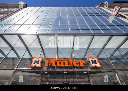 BELGRAD, SERBIEN - 18. MAI 2018: Muller-Logo auf ihrem Laden in Ljubljana. Mueller, oder muller, ist eine Drogerie, Drogeriekette von Einzelhandelsgeschäften, die verkaufen Stockfoto