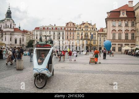 PRAG, TSCHECHIEN - 2. JULI 2014: Selektives Unschärfen auf einem Radtaxi, einem Dreirad für Erwachsene, eine Pause auf dem Altstädter Ring inmitten einer Menschenmenge o Stockfoto