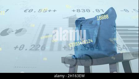 Bild von sich ändernden Zahlen und Datenverarbeitung über blauem Einkaufstasche Stockfoto