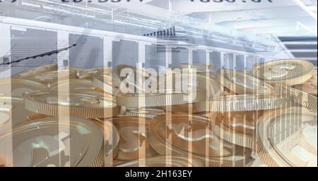 Bild von sich ändernden Zahlen und Datenverarbeitung über Goldmünzen und Computerserver Stockfoto