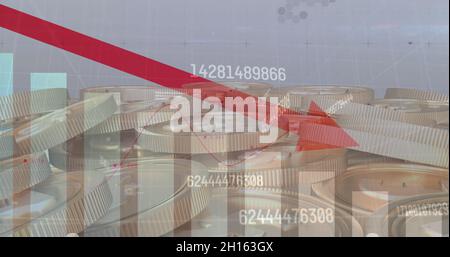 Bild von Zahlen ändern und Datenverarbeitung roten Pfeil nach unten über Goldmünzen zeigen Stockfoto