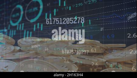 Bild von sich ändernden Zahlen und Datenverarbeitung über Gold-Yen-Münzen Stockfoto
