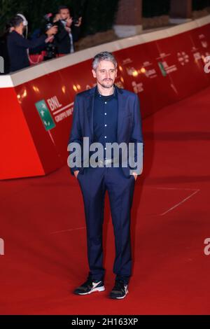 Rom, Italien-15. Oktober 2021: Marcel Barrena geht auf dem roten Teppich des Films Mediterraneo-das Gesetz des Meeres, dessen Regisseur er ist. Im Auditorium Parco della Musica. Stockfoto